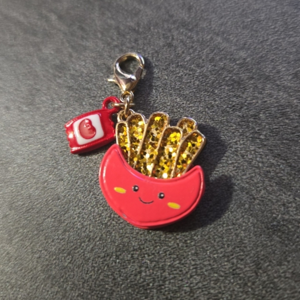 FAO Schwarz Charm Squad – Glitter Fries Charm (Surprise Style)